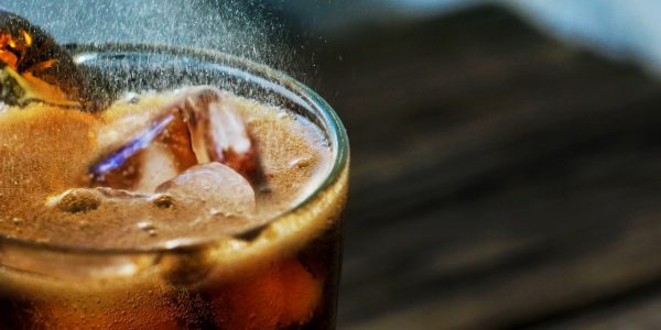 Dlaczego warto zerwać z nawykiem picia słodkich napojów
